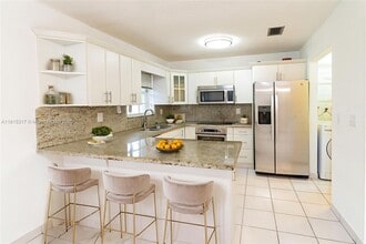 10700 SW 66th Terrace in Miami, FL - Foto de edificio - Building Photo