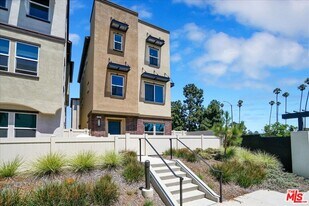 725 Daniel Freeman Cir in Inglewood, CA - Building Photo