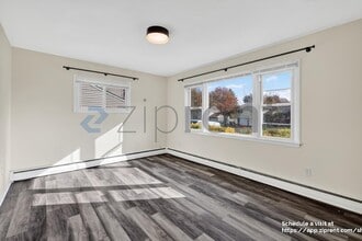 68 Lyman Rd in West Hartford, CT - Foto de edificio - Building Photo