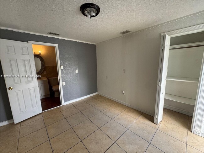 3121 NW 103rd St in Miami, FL - Building Photo - Building Photo