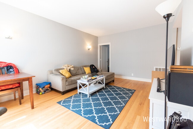 property at 2032 W Berwyn Ave