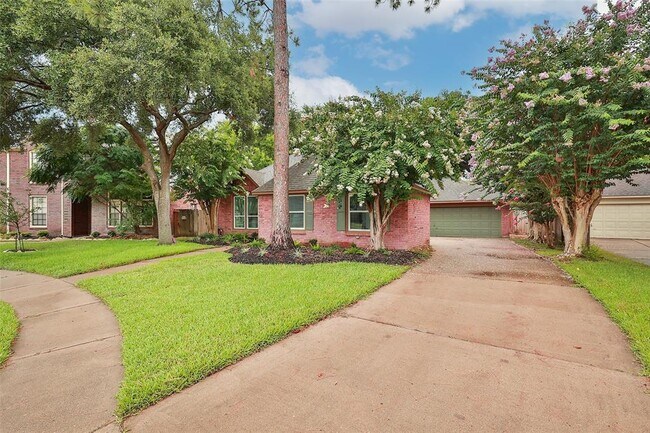 16011 Country Bend Rd in Houston, TX - Building Photo - Building Photo