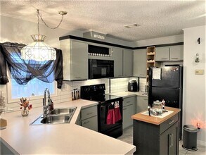 8671 SW 18th Pl in Davie, FL - Building Photo - Building Photo