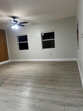 1019 Mayflower Rd in Fort Pierce, FL - Foto de edificio - Building Photo