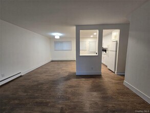 202 Birch Ave in Farmingdale, NY - Building Photo - Building Photo