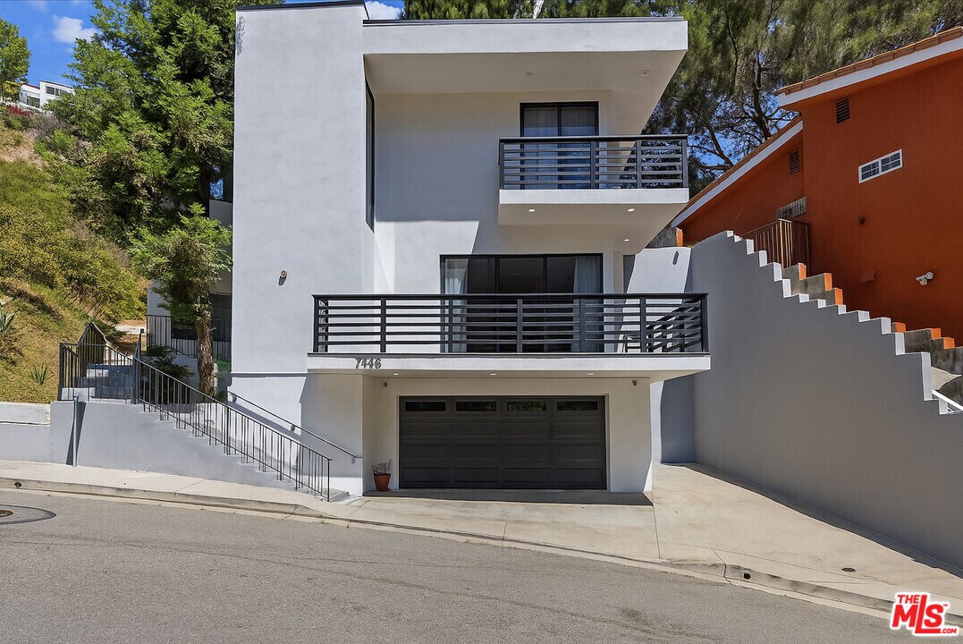 2646 Rinconia Dr in Los Angeles, CA - Building Photo