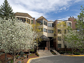 South Wirth Apartments in Minneapolis, MN - Foto de edificio - Building Photo