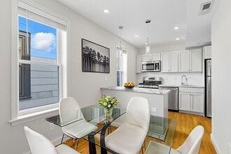 230 Saratoga St, Unit #3 in Boston, MA - Foto de edificio - Building Photo