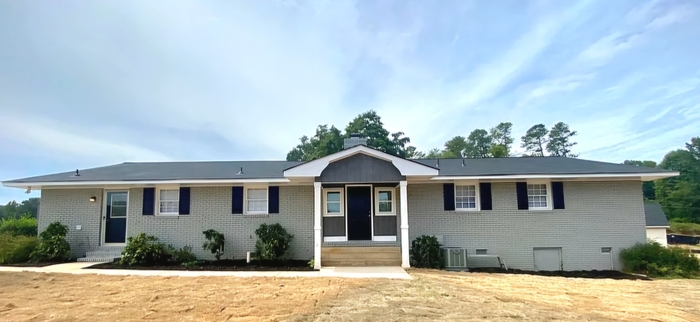 208 Jefferson St in Statham, GA - Building Photo