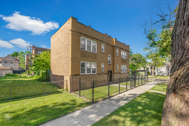 5800 W Iowa St in Chicago, IL - Building Photo - Building Photo