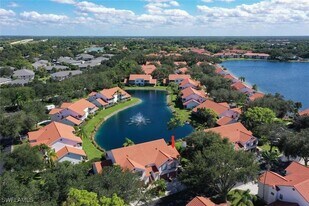 636 Windsor Sq, Unit 102 in Naples, FL - Building Photo