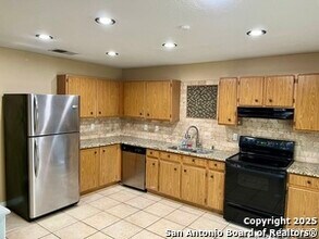 15418 Walnut Creek Dr in San Antonio, TX - Foto de edificio - Building Photo