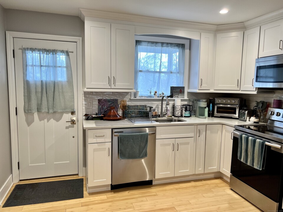 7 Dale St-Unit -2R in Stamford, CT - Building Photo