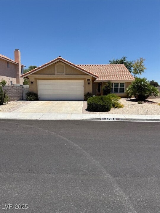 5734 Indian Ridge Dr in North Las Vegas, NV - Foto de edificio