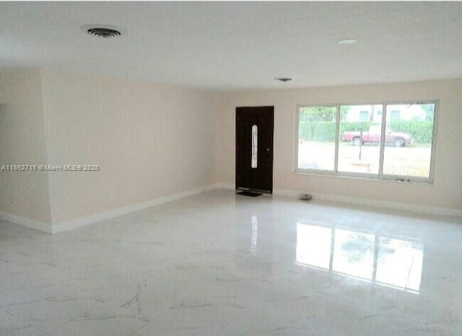 900 NE 154th St in Miami, FL - Building Photo - Building Photo