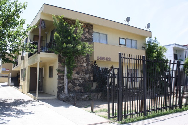 14642 Delano St in Van Nuys, CA - Foto de edificio - Building Photo