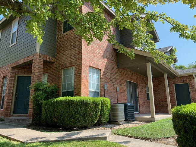 87 Chapel Hill Circle in San Antonio, TX - Foto de edificio - Building Photo