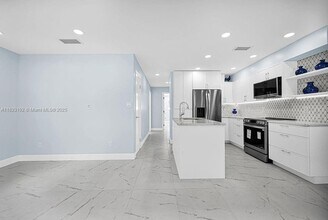 2466 Taylor St in Hollywood, FL - Building Photo - Building Photo