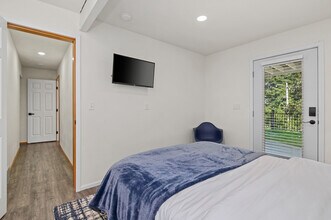 1227 Daniels Ct in Bremerton, WA - Foto de edificio - Building Photo