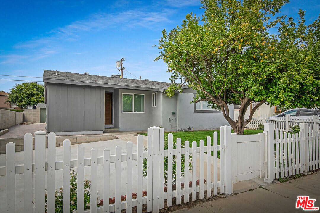 15200 Martha St in Los Angeles, CA - Building Photo