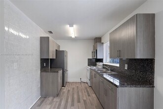 2325 NW 29th St in Miami, FL - Building Photo - Building Photo
