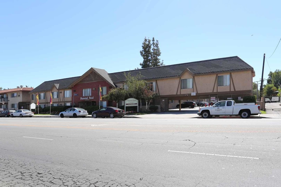 Diamond Head Apartments in Van Nuys, CA - Building Photo