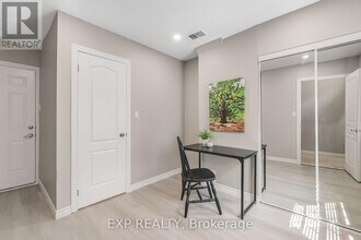 12 Oxfordshire Ln in Kitchener, ON - Building Photo - Building Photo
