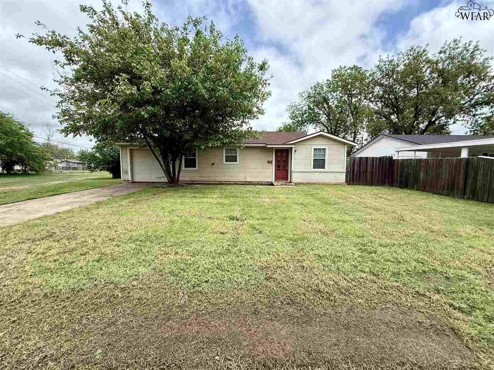 1609 Las Vegas Trail in Wichita Falls, TX - Building Photo