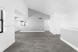 10050 NW 9th St Cir in Miami, FL - Building Photo - Building Photo