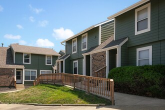 Sagebrook on 9th in Lawrence, KS - Foto de edificio - Building Photo