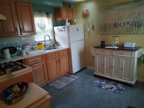 74 W Hoffman Ave in Lindenhurst, NY - Building Photo - Building Photo