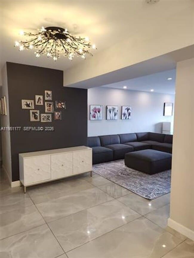 1075 92nd St in Bay Harbor Islands, FL - Foto de edificio - Building Photo