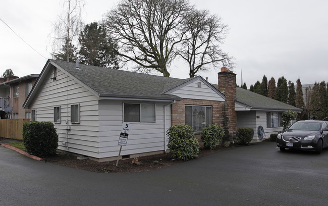 Lynn Lee Manor Apartments in Beaverton, OR - Building Photo - Building Photo