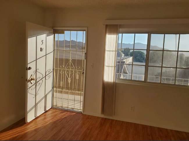 1128 Raymond Ave in Glendale, CA - Foto de edificio - Building Photo