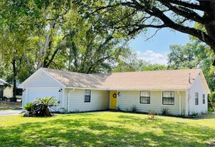 240 SE Sandia Way in Lake City, FL - Building Photo