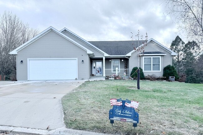 1405 Emery Cir in Waverly, IA - Building Photo - Building Photo