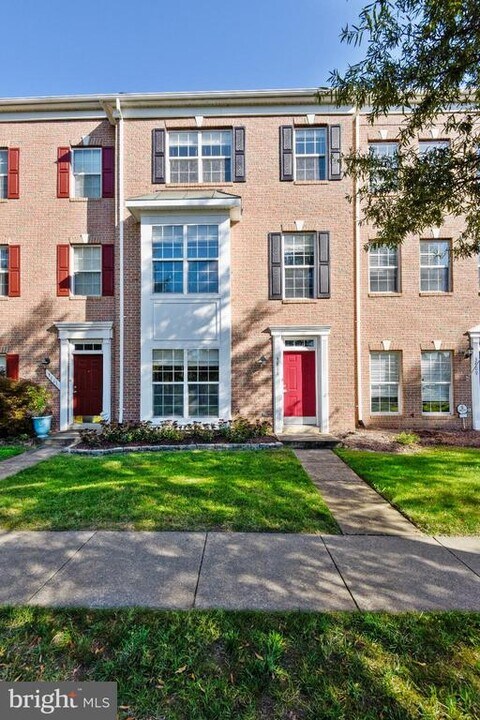 3811 Eisenhower Ave in Alexandria, VA - Building Photo