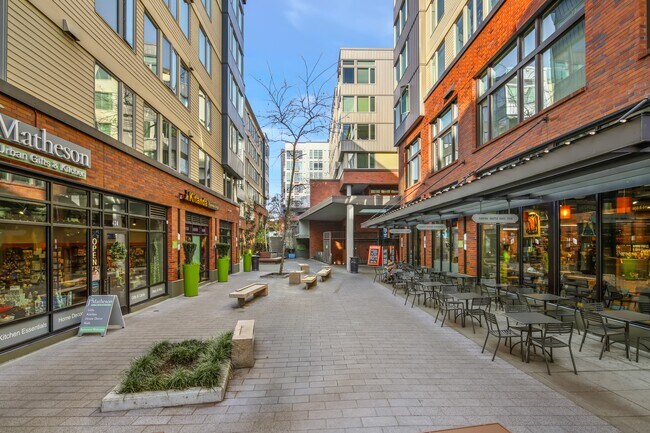 Green Lake Village in Seattle, WA - Foto de edificio - Building Photo