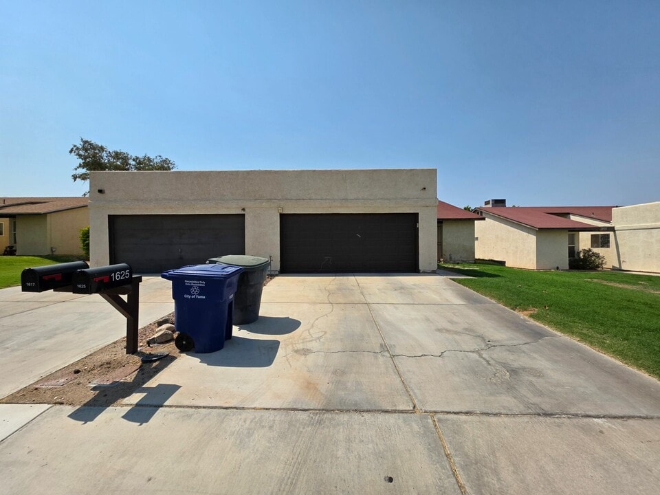 1625 W Hillside Pl in Yuma, AZ - Building Photo