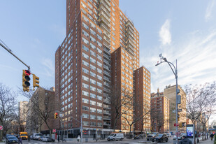 701-715 Amsterdam Ave in New York, NY - Foto de edificio - Building Photo