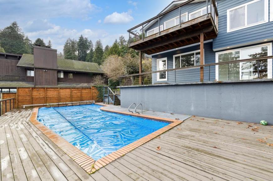 13722 42nd Ave NE in Seattle, WA - Building Photo