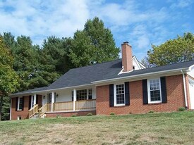 302 Little Cir in Blacksburg, VA - Building Photo