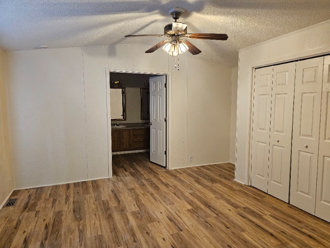 217 W Fairlane Dr in Longview, TX - Foto de edificio - Building Photo