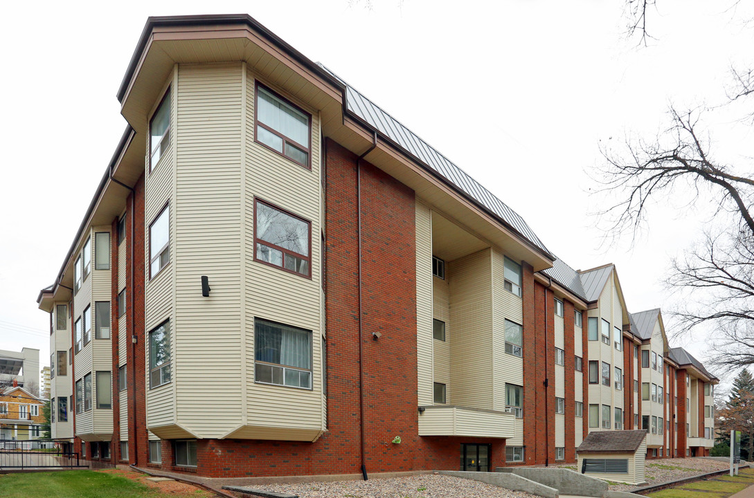 Garneau Bay in Edmonton, AB - Building Photo