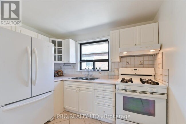 8 Northridge Ave in Toronto, ON - Building Photo - Building Photo