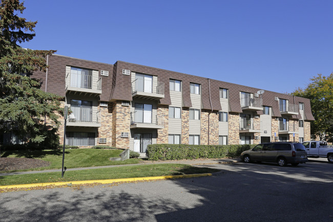 Heritage Heights Apartments in Coon Rapids, MN - Foto de edificio - Building Photo