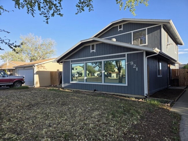 921 Pasque Dr in Longmont, CO - Building Photo - Building Photo