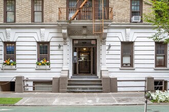 128 W 13th St in New York, NY - Building Photo - Building Photo