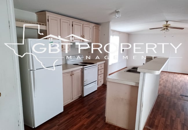 509 Maple St in Jourdanton, TX - Building Photo - Building Photo