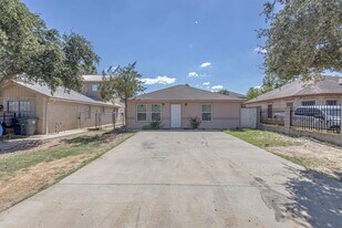 227 Malaga Dr in Laredo, TX - Building Photo
